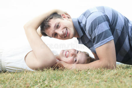 一对夫妇躺在草地上