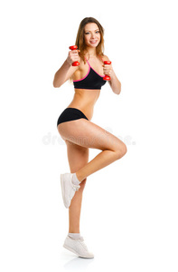 漂亮的运动女人带着哑铃做运动锻炼，是