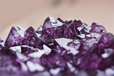 紫水晶紫水晶蓝底色钻石手链紫水晶石英紫水晶矿物背景摩洛哥的石英石