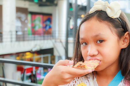 亚洲女孩吃披萨