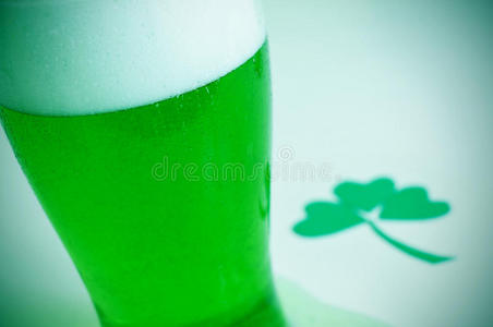 玻璃与染色绿色啤酒和三叶三叶三叶草，为圣徒