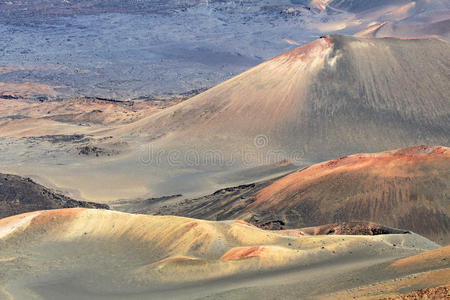 五颜六色的火山斜坡