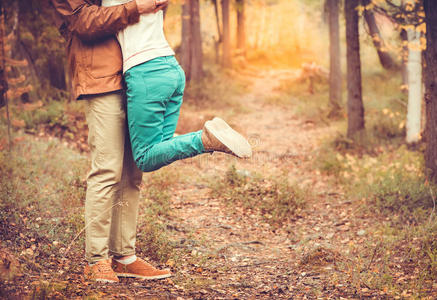 一对男女在爱情浪漫的关系中拥抱照片