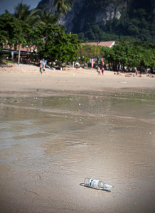 海滩上的空瓶子。