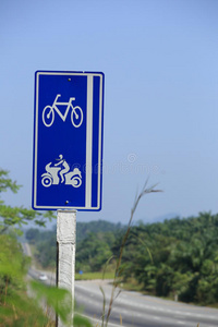 路边的自行车和摩托车标志