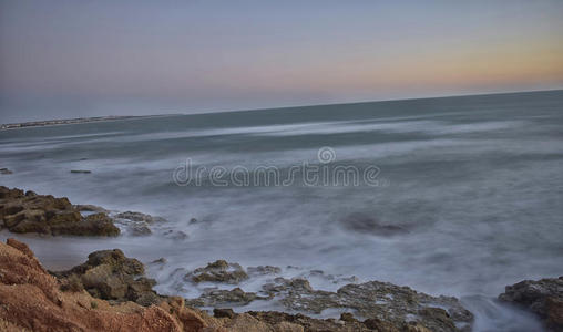 海滩 海景 场景 傍晚 反射 海洋 季节 美丽的 岩石 暴露