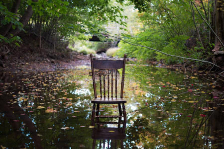 小溪里的古董椅子