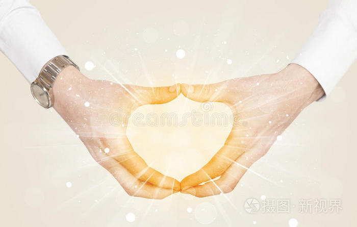双手创造一种黄色光芒的形式