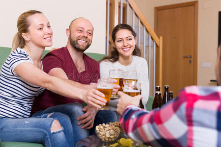 成年人在室内喝啤酒