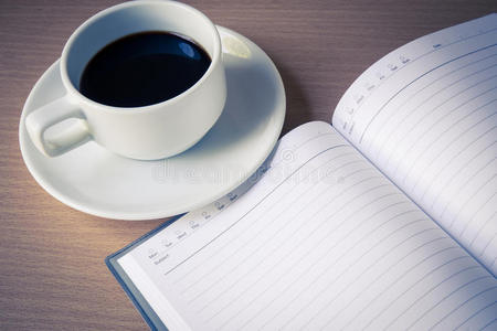 笔记本笔和一杯咖啡