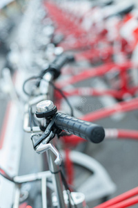 红色自行车的车把停在一排