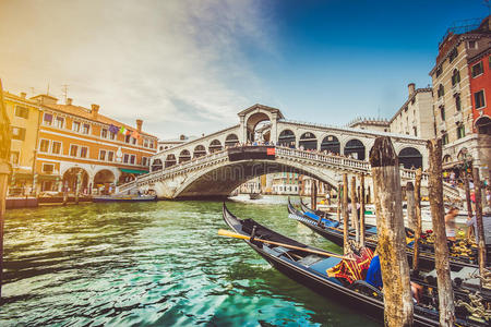 运河格兰德与里亚尔托桥在日落，威尼斯，意大利