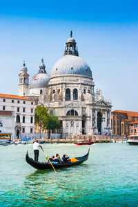 意大利威尼斯，格兰德运河上的贡多拉大教堂basilica di santa maria della 