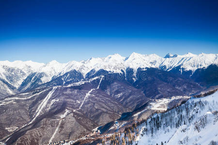 令人叹为观止的高加索山脉在冬天的顶部景观