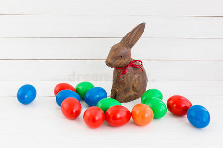 五颜六色的复活节彩蛋和木兔