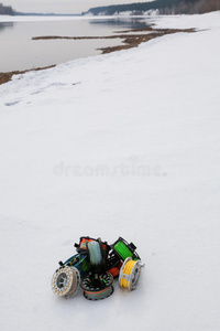 钓鱼卷轴设置在白雪上