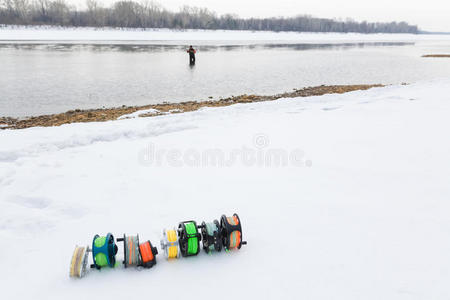 钓鱼卷轴设置在白雪上