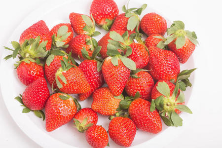 白盘子里的新鲜草莓