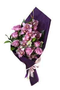 一束花。 兰花和玫瑰。 紫色在白色背景上。