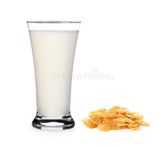 玉米片和牛奶在白色背景上分离