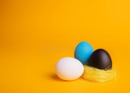 黄色背景上的鸡蛋