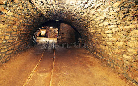 金矿地下隧道铁路