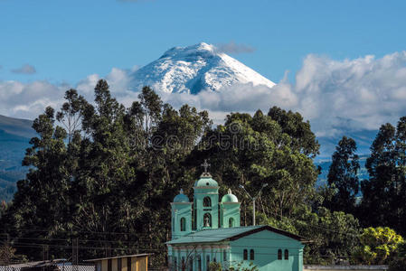 圣贾洛马教堂上空的科托帕西火山