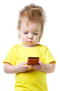 有趣的婴儿看着智能手机的屏幕
