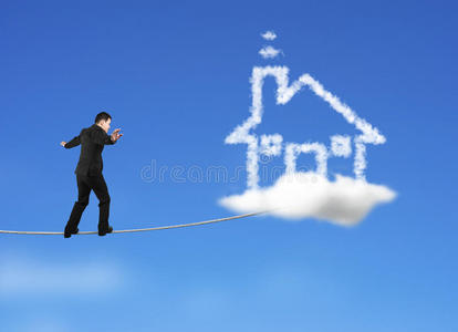 商人走在绳子上，走向天空中的房屋形状的云