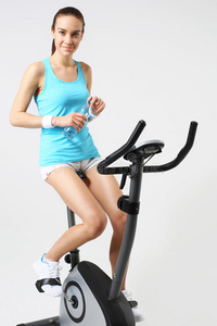 在一辆固定的自行车上锻炼，一个健身俱乐部里的女人
