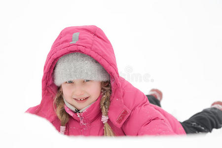 女孩用雪祈祷