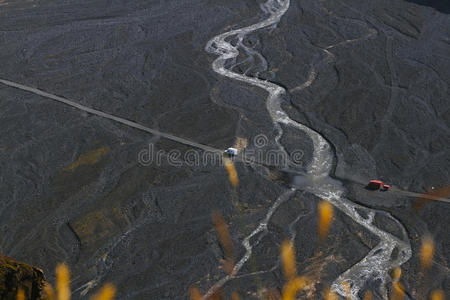 在冰岛南部的Landmannalaugar，4wdCarwades河