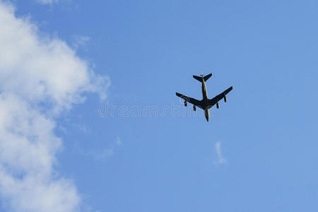 四架发动机在空中运输飞机