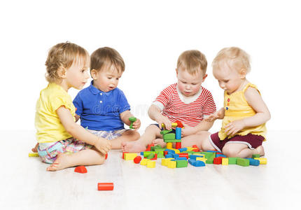 小孩子玩玩具图片-小孩子玩玩具素材-小孩子玩玩具插画-摄图新视界
