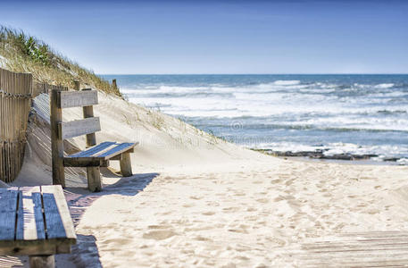 海滩上的长椅