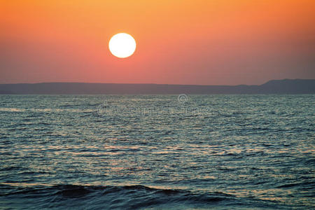 寒冷的 傍晚 自然 天空 地平线 波动 阳光 日落 海滩