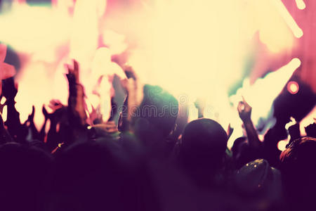 音乐会迪斯科派对。 在夜总会举手的人。