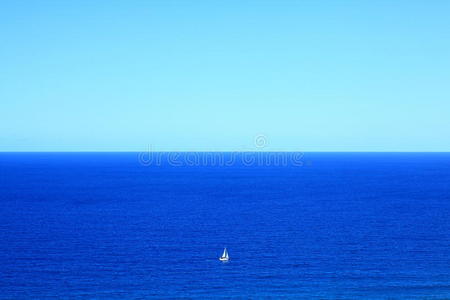 蓝色的大海，白色的小船，浩瀚的大海