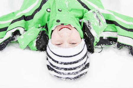 可爱的小男孩享受寒冷的冬天的雪