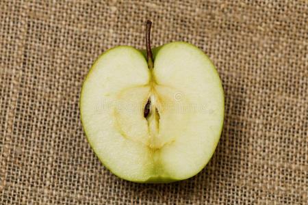 半个小绿色苹果