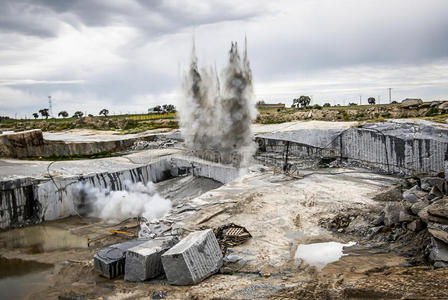 爆炸为花岗岩采石场露天照片