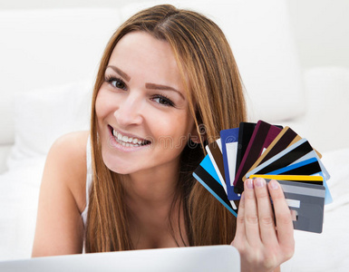 女性用信用卡购物