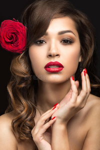 美丽的女孩，以西班牙的方式卡门，红唇和玫瑰在她的头发。