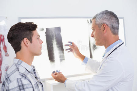 医生和他的病人一起看X射线