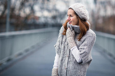 穿着暖和的羊毛开衫的年轻女子