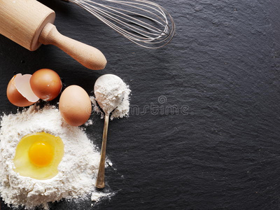 烘焙原料鸡蛋和面粉。
