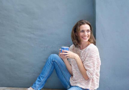 有吸引力的中年妇女用一杯咖啡放松