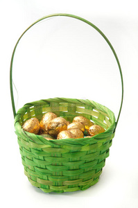 绿色篮子里的巧克力金复活节彩蛋