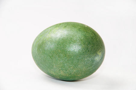 白色背景上的绿色复活节彩蛋
