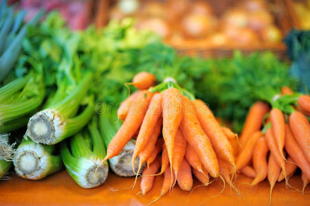 农产品市场上的新鲜茴香和胡萝卜